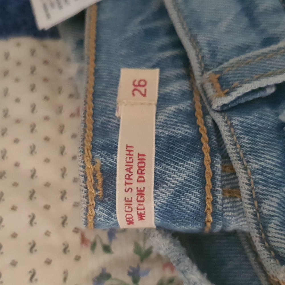 Ankle length/cropped Levis wedgie size 26